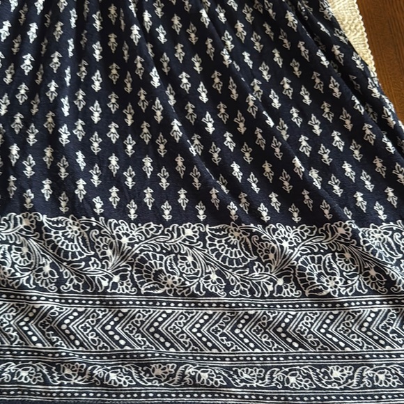 Max Studio Navy  and White Patterned sleeveless top Medium - Picture 5 of 7